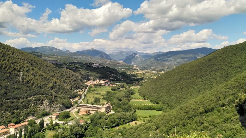 Herrvoragende Aussicht aufs Valnerina und die Dörfer Collestatte und Torreorsina