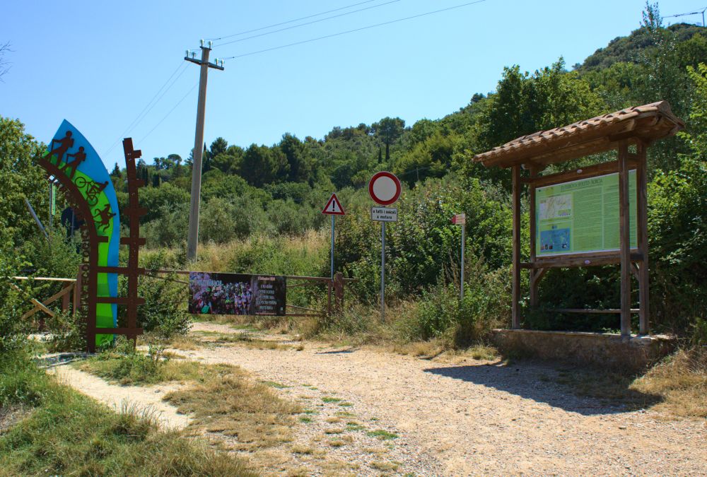 Hier fängt der Radweg auf den Spuren der alten Spoleto Norcia Eisenbahn an