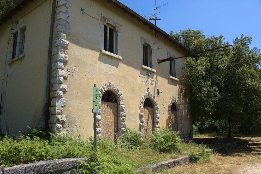 Die alte Caprareccia Station auf dem Spoleto Norcia Radweg