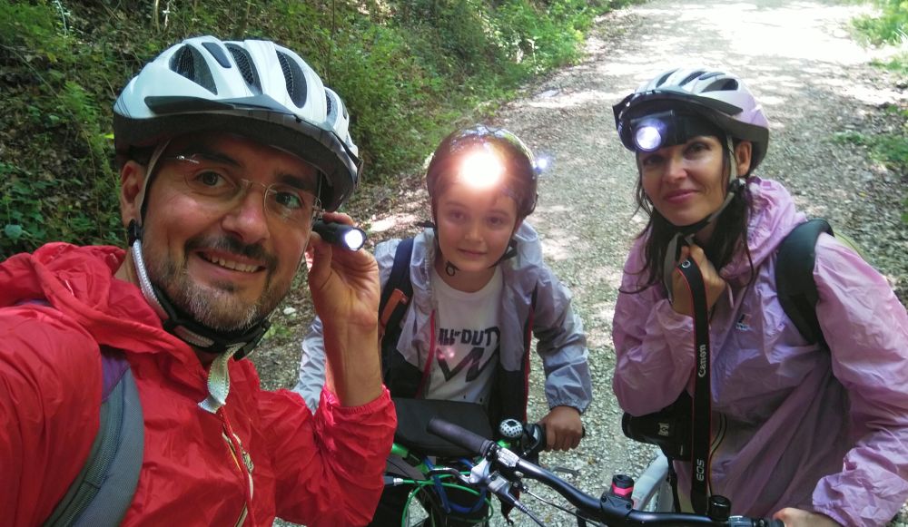 Notwendige Helm Lichter und Windjacken für das Durchfahren der Tunnel auf dem Spoleto Norcia Radweg