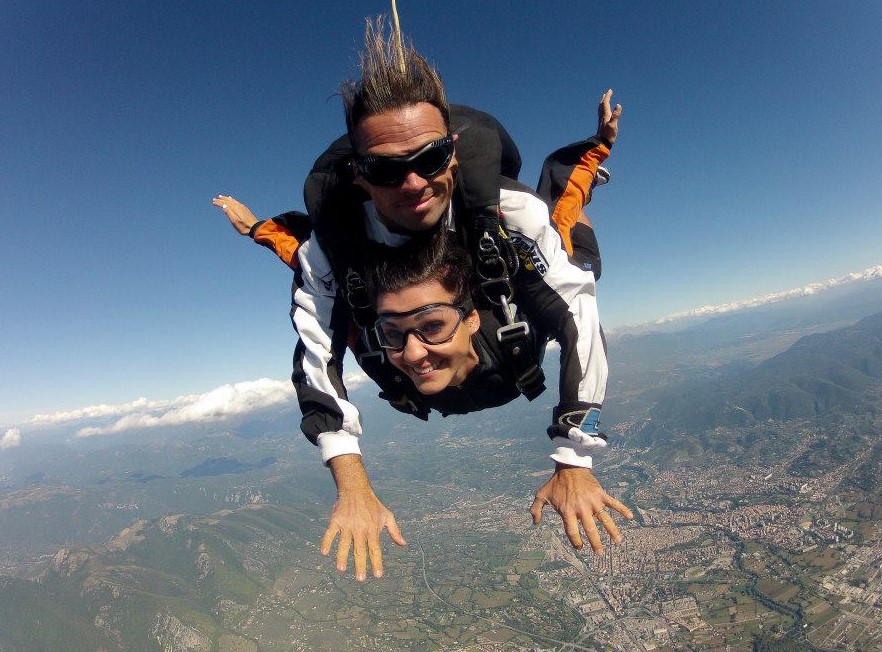 Tandem - Fallschirmspringen in Italien. Photo www.thezooskydive.com