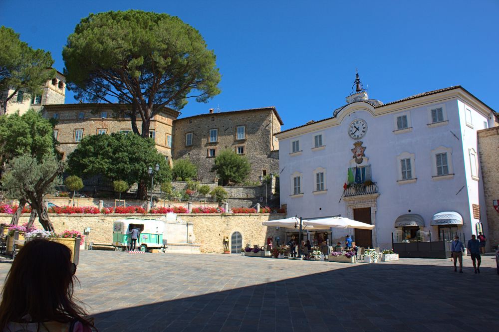 Piazza San Franceso in Sangemini, das Rathaus, der Bar Centrale und der Porchetta Oldtimer Imbisswagen