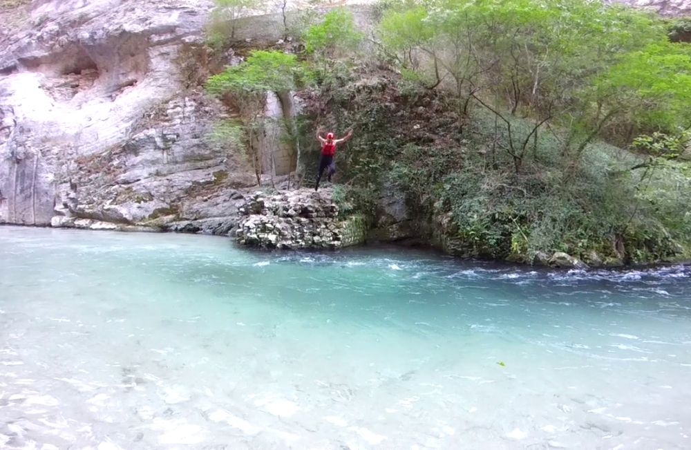 Sprung ins kristallklare Wasser des Flusses Corno