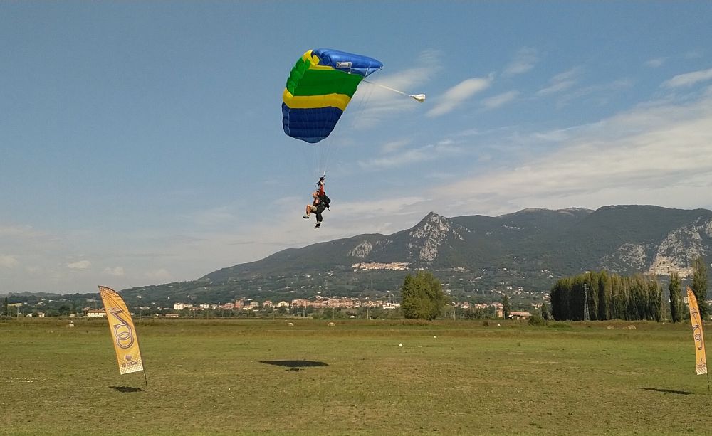 Tandem Fallschirm nähert sich der Landung