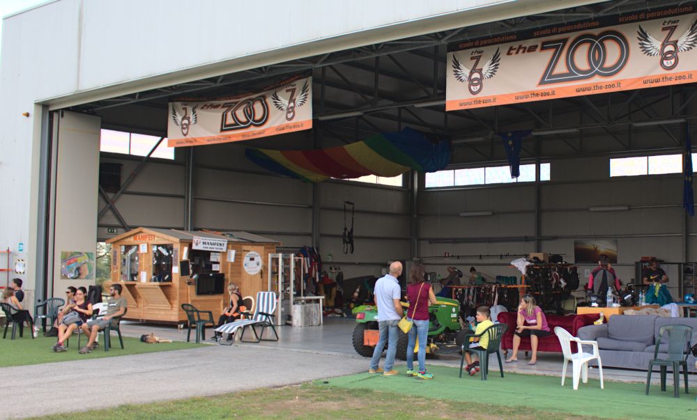 Hangar des Skydiving-Zentrums THE ZOO auf dem Flugplatz in Terni