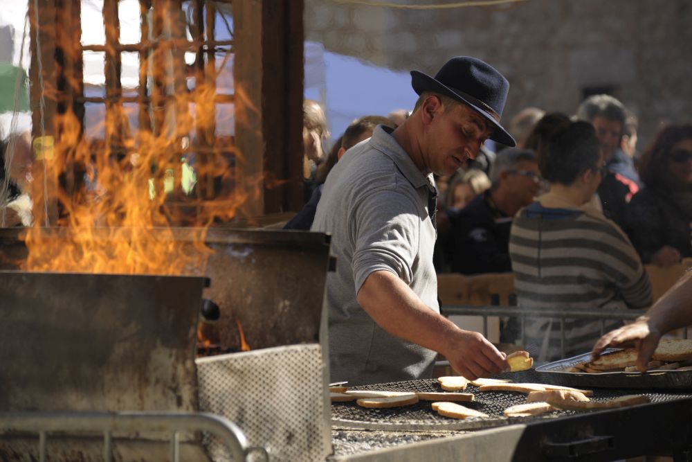 Bruschetta über der Glut geröstet und für di Verkostung des neuen nativen Olivenöl extra (olio extra vergine d'oliva) vorbereitet. Photo: frantoiaperti.net