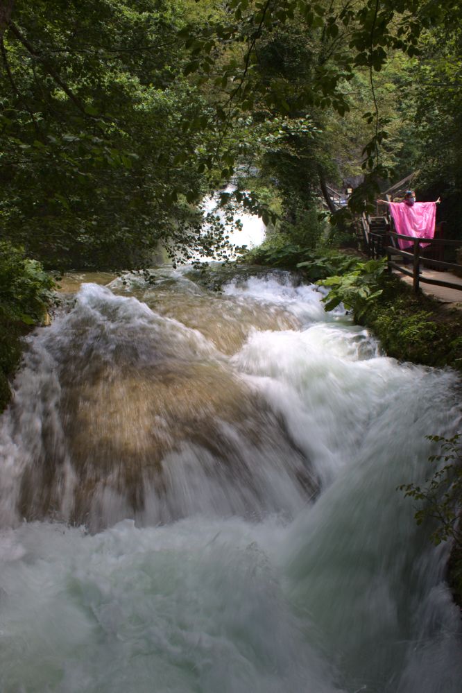 Einer der Wasserläufe des Marmore Wasserfalls