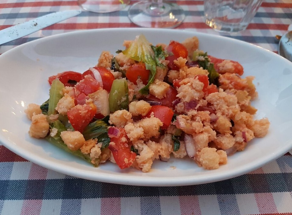 Panzanella ist ein einfaches Gericht der Tradition, das besonders im Sommer von praktisch allen umbrischen Familien zubereitet wird