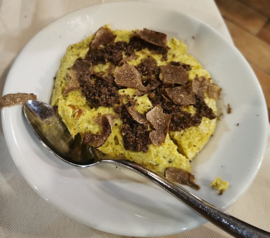 Auch die Frittata al Tartufo wird in Umbria gerne mit Trüffeln vorbereitet - Trüffel-Omelette