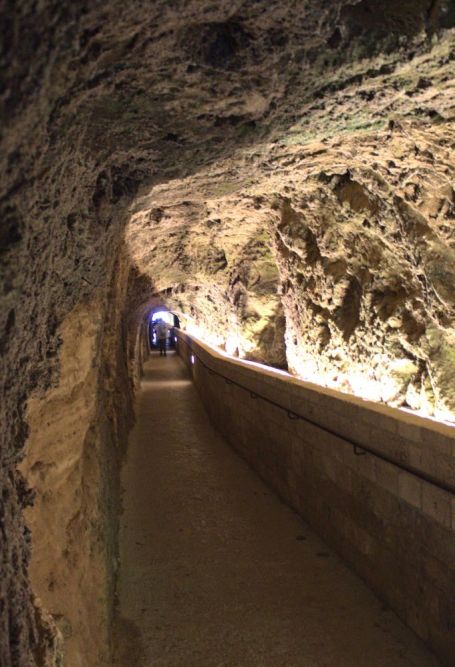 Der fünfzig Meter lange Tunnel zum Balcone degli Innamorati - Balkon der Verliebten