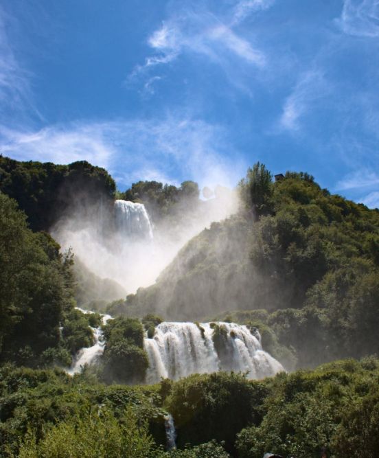 Wassernebel am Marmore Wasserfall. In den kalten Tagen wird eine Kapuze sehr nützlich sein.