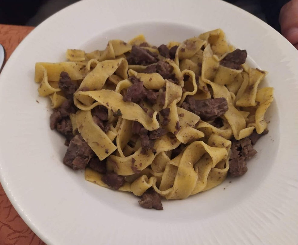 Die mindestens einen Zentimeter breite Bandnudeln mit Wildschwein Ragout - Pappardelle al Cinghiale. Sehr beliebt in Umbrien,