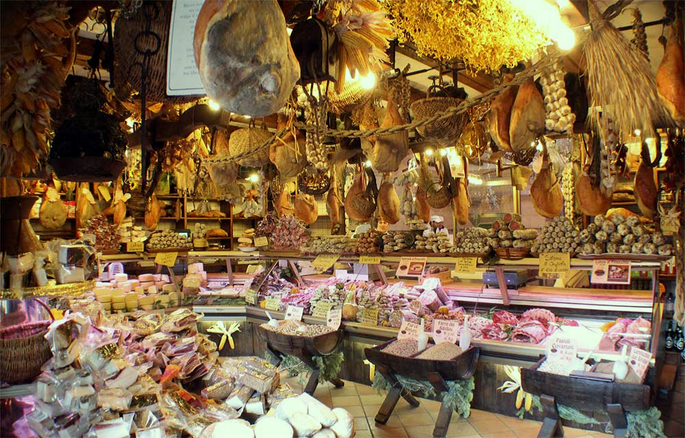 Norcineria bezeichnet die umbrische Kunst der Verarbeitung von Schweinefleisch. Hier der Laden der Ansuini-Brüder in Norcia. Photo: www.ansuininorcia.com