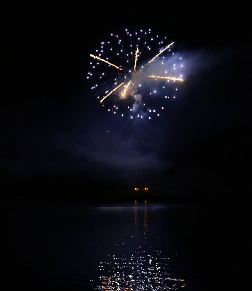 Abschluss Feuerwerk spiegelt sich im Piediluco See