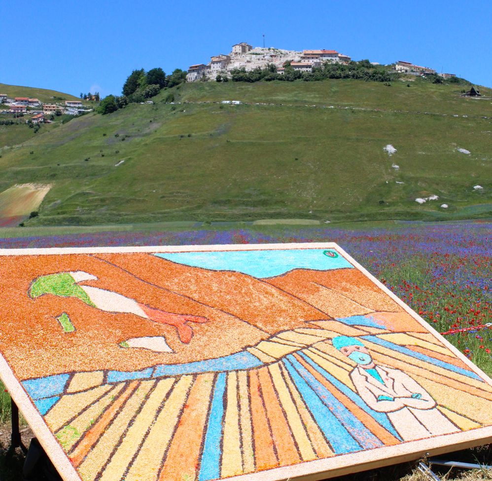 Ein ganz aus Linsen von Castelluccio di Norcia realisiertes Gemälde in der Covid19 Zeit