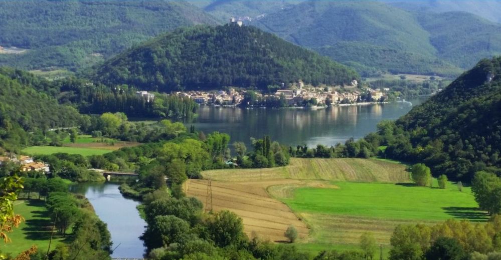 Piediluco zwischen den Bergen Luco und Capeno